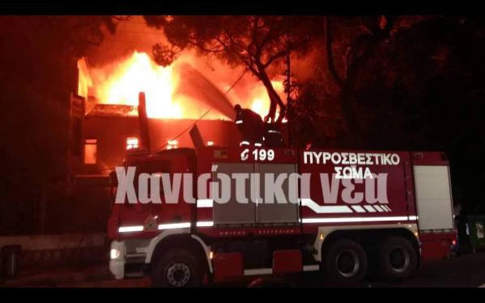 Στις φλόγες το Πολεμικό Μουσείο των Χανίων (Φωτογραφίες-Βίντεο)